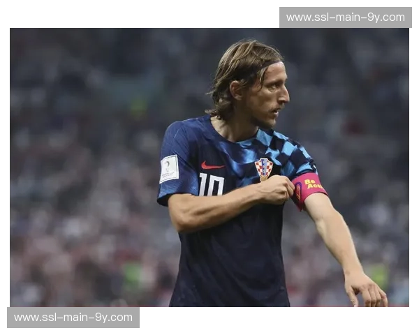 终场哨响，40岁莫德里奇与队友拥抱庆祝关键胜利